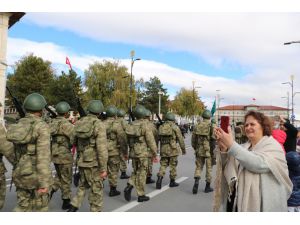 Askerleri Gören Telefona Sarıldı