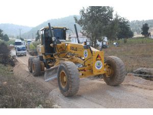Erdemli’nin Kırsal Mahallelerinde Yol Çalışması Sürüyor