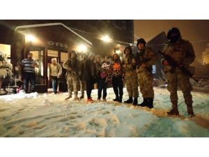 Karda Mahsur Kalanları Jandarma Kurtardı