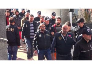 Adliyeye Sevk Edilen Deaş Şüphelileri Polis Ve Basın Mensuplarına Saldırdı