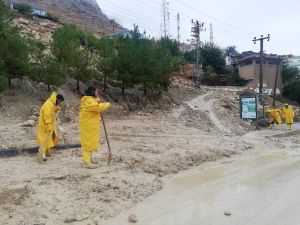 Mardin’de Dereler Taştı, Asfaltlar Yarıldı
