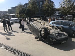 Beyoğlu’nda Sürücü Takla Atan Otomobilden Burnu Bile Kanamadan Çıktı