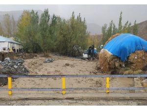 Yüksekova Adaklı Köyü Sel Suları Altında Kaldı