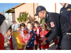 Miniklerden İtfaiyecilere Hediye Bayrak