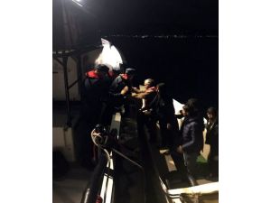 Tekneleri Arızalanan Kaçak Göçmenler Kendilerini Sahil Güvenlik Ekiplerine İhbar Etti