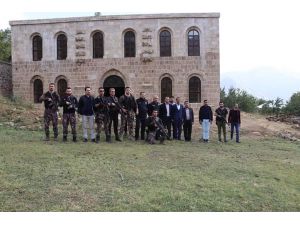 Şemdinli Kaymakamı Nehri Köyününse İncelemelerde Bulundu