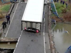 Rusya’da Köprü Çöktü: 1’i Çocuk 2 Kişi Öldü