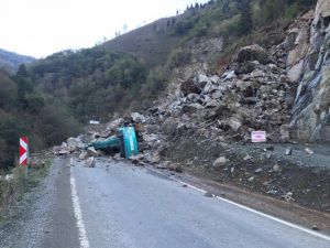 Giresun’da Taş Ocağında Meydana Gelen Heyelan İş Makinesini Yuttu