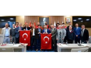 Çanakkale Gençlik Ve Spor İl Müdürlüğü, Senato Üyelerine Türk Bayrağı Takdim Etti
