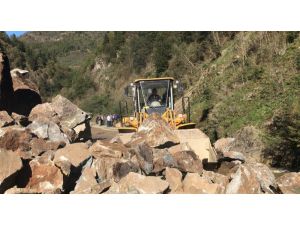 Giresun’da Heyelan Sonrası Kapanan Yolda Temizleme Çalışmaları Devam Ediyor