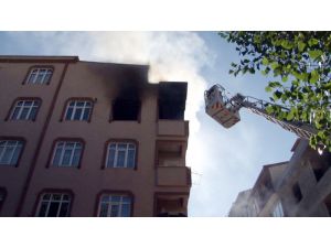 Baba, Kapıyı Kırarak Ailesini Kurtardı