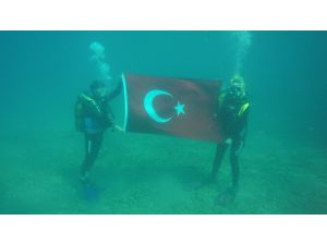 Denizin Altında Otizme Dikkat Çekip, Cumhuriyet Bayramı İçin Türk Bayrağını Dalgalandırdılar