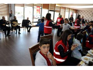 Türk Kızılayı Sevgi Evlerinde Kalan Çocuklarla Buluştu