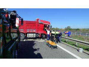 Tem’de Tır Bariyerlere Çarptı