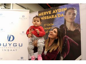Survivor Merve Aydın, Nissara Avm’de İmza Gününe Katıldı