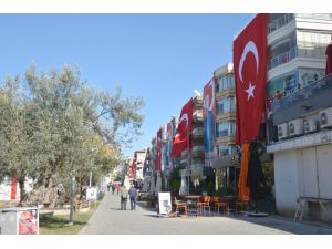 Aliağa’da Dev Bayraklar Cumhuriyet Coşkusunu Artırdı