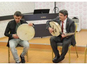 Ak Parti Genel Başkan Danışmanı Yasin Aktay, Öğrencilerin Orkestrasına Ut İle Eşlik Etti