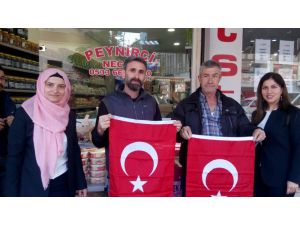 Büyükşehir’den Balıkesir Esnafına 10 Bin Bayrak Dağıtıldı