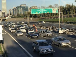 Tem Otoyolundaki Kaza Trafiği Felç Etti