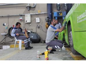 Otobüsleri Temizlerken Kemençe Çalıp Şarkı Söylüyorlar