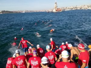 Cumhuriyet’in Kuruluş Yıl Dönümünde Kız Kulesi’ne Yüzerek Geçtiler