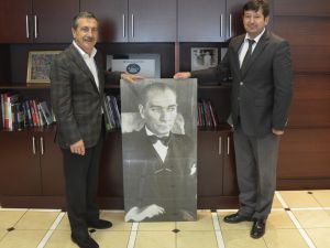 Başkan Ataç’a Anlamlı Hediye
