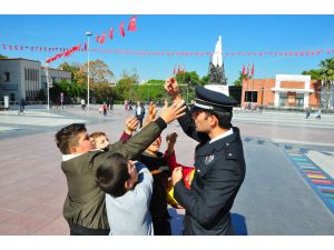 Duyarlı Polisten Çocuklara Bayram Harçlığı