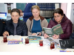 Kitap Okuyana Çay Ve Kahve Ücretsiz