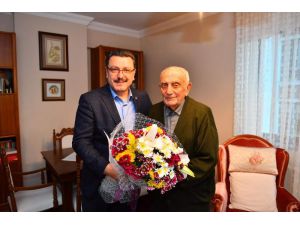 Cumhuriyetle Yaşıt Emekli Öğretmene Başkan Genç’ten Anlamlı Ziyaret