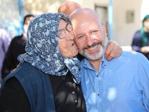 Vatandaş Başkan Çolakbayrakdar’ı Sevgiyle Karşılıyor