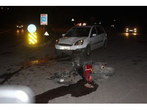 Motosikletle Otomobil Çarpıştı: 1 Ağır Yaralı