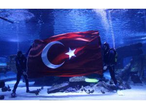 Su Altında Türk Bayrağı Açtılar