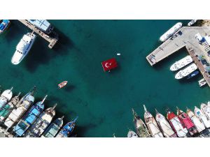 Cumhuriyet Bayramı'nı Denizde Türk Bayrağı Açarak Kutladılar