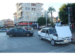 Manavgat’ta Trafik Kazası: 2 Yaralı