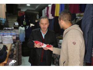 Niğde Belediyesi Türk Bayrağı Dağıttı