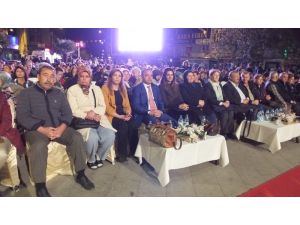Burhaniye’de Cumhuriyet Kadınları Defilesi Yoğun İlgi Gördü