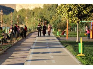 Birecikliler Sıcak Havada Parklar Ve Sahile Akın Etti