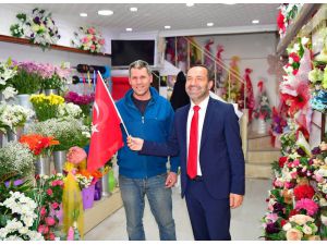 Ünye’de Vatandaşlara Bayrak Dağıtıldı