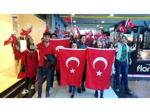 Sdü Öğrencilerinden Avm’deki Vatandaşlara 29 Ekim Sürprizi
