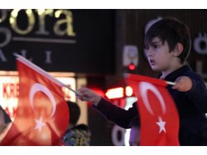 Yalova’da, Cumhuriyet Yürüyüşü Ve Fener Alayı Coşkusu