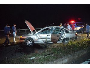 Takla Atarak Sinyal Direğine Çarpan Otomobilden Burnu Bile Kanamadan Çıktılar