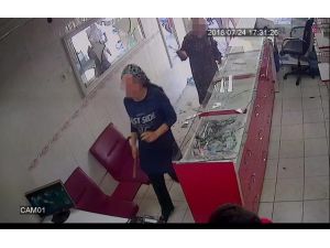Kız Kardeşler Cep Telefonu Bayisini Çekiçle Bastı
