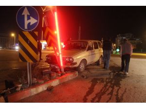 2 Otomobil Çarpıştı: 2 Yaralı