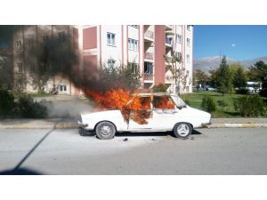 Erzincan’da Park Halindeki Otomobil Yandı