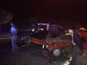 Otomobiller Çapıştı: 1 Ölü, 2 Yaralı