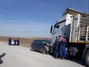 Tırla Otomobil Çarpıştı: 5 Yaralı