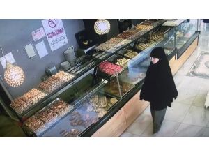 Pastanede Tırnakçılık Yapan Kadın Kamerada