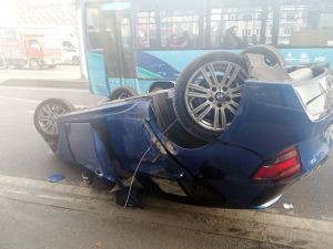 Avcılar’da Lüks Otomobil Takla Atıp Yan Yola Uçtu