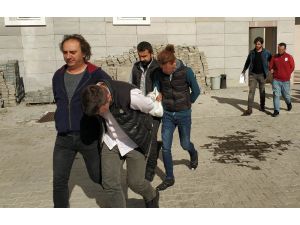 Poşet İçinde Attıkları Kalaşnikof Tüfek Ve Uyuşturucuyla Yakalandılar