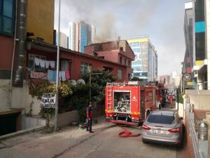 Ataşehir’de Tinercinin Yaktığı İddia Edilen Bina İtfaiyeyi Alarma Geçirdi